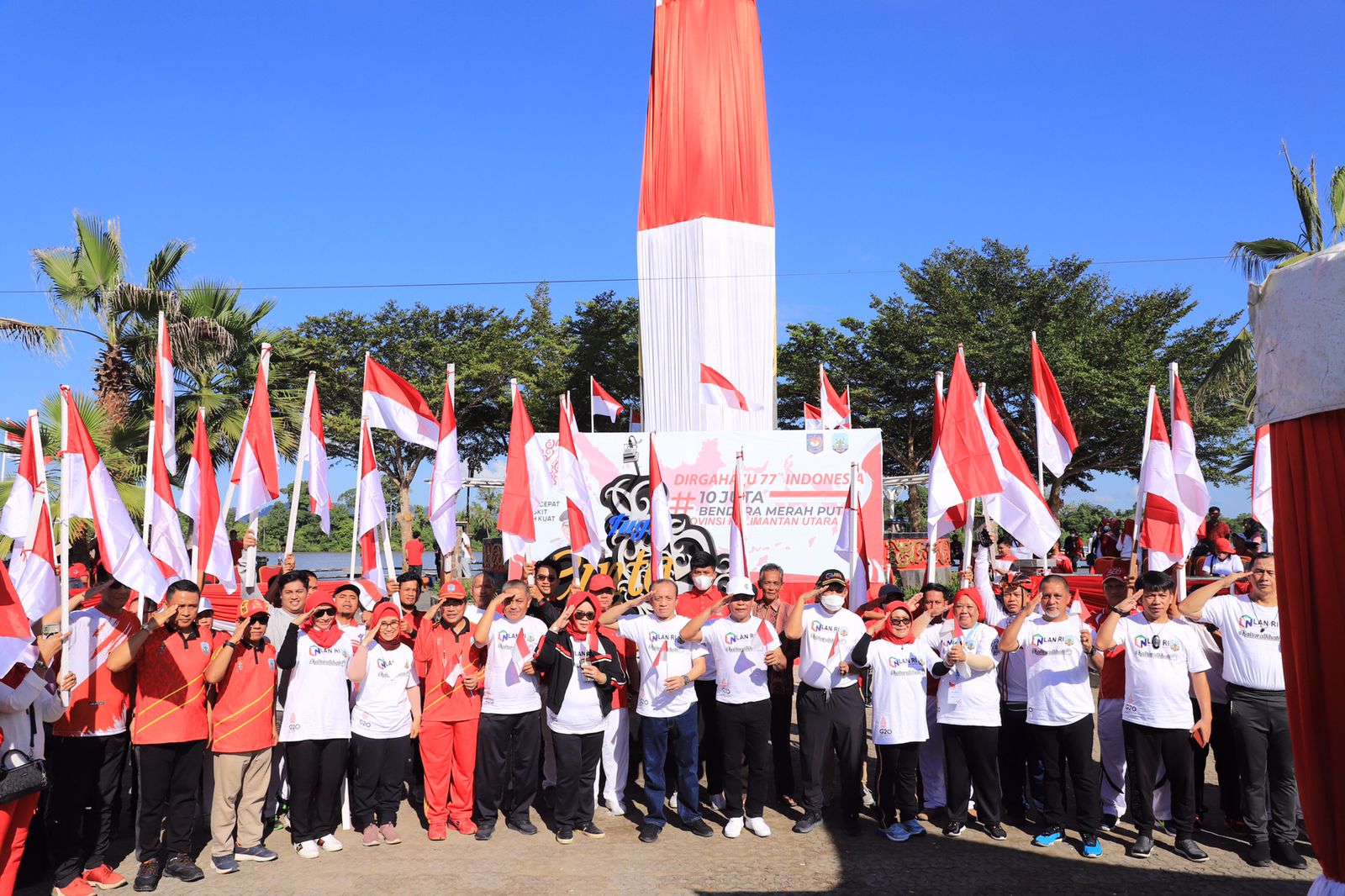 Sukseskan Gerakan 10 Juta Bendera Gubernur Bagikan Ribuan Bendera