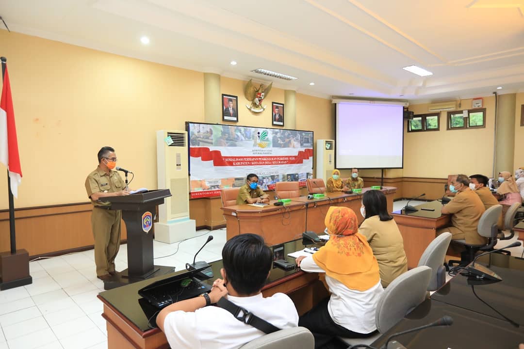 Literasi Sosial: Desa Tenjolayar Wujudkan Kepedulian melalui Layanan Keluarga Miskin
