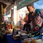 Kepala Perwakilan BI Kaltara Saat Membeli Produk UMKM di Sharia Festival 2024. (mld)