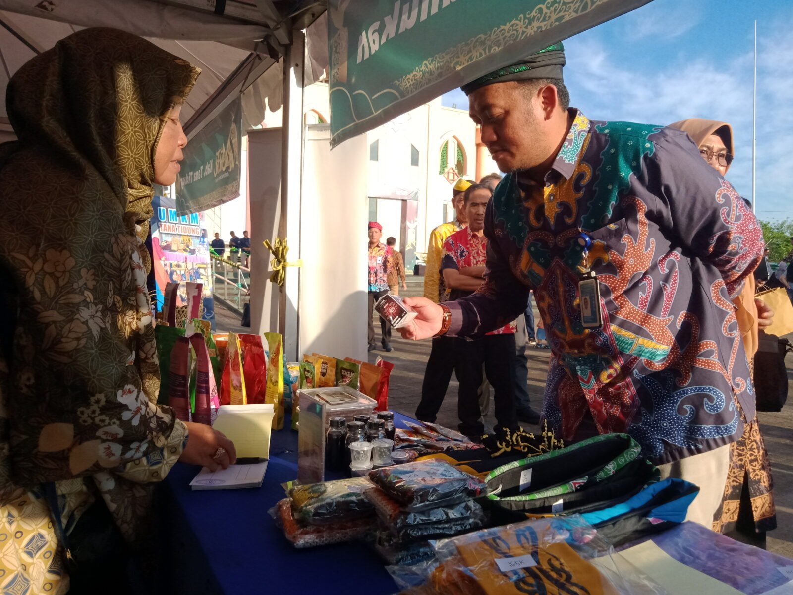 Kepala Perwakilan BI Kaltara Saat Membeli Produk UMKM di Sharia Festival 2024. (mld)