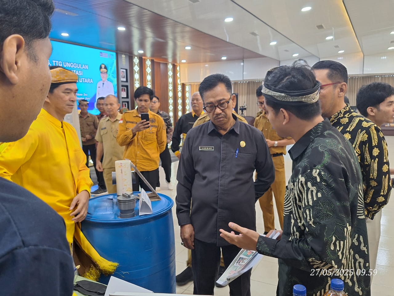 Lurah Gunung Lingkas, Danny HS (baju kuning), Inovasi “Drum Biru” . (dv)