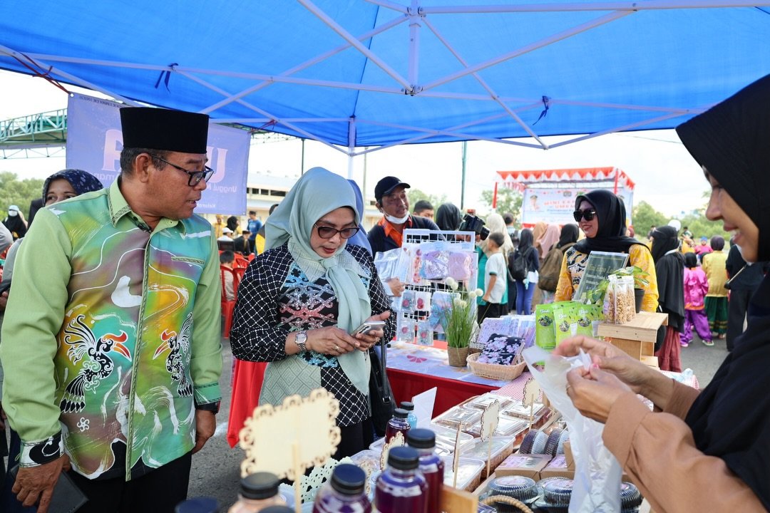 Wakil Wali Kota didampingi istri mengunjungi tand UMKM di Mini Expo 2026 (ist)