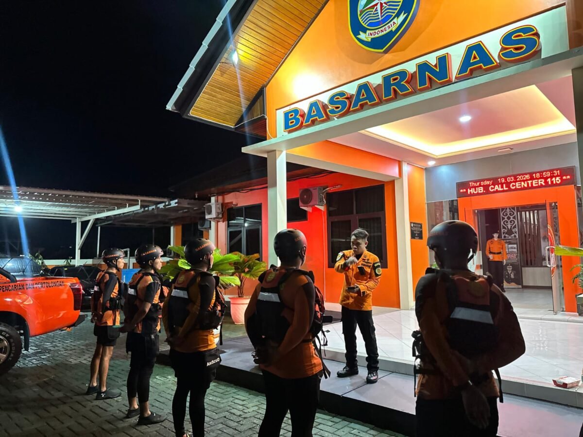 Setelah menerima laporan, tim SAR langsung melakukan briefing dan diberangkatkan menuju lokasi kejadian pada pukul 18.55 WITA