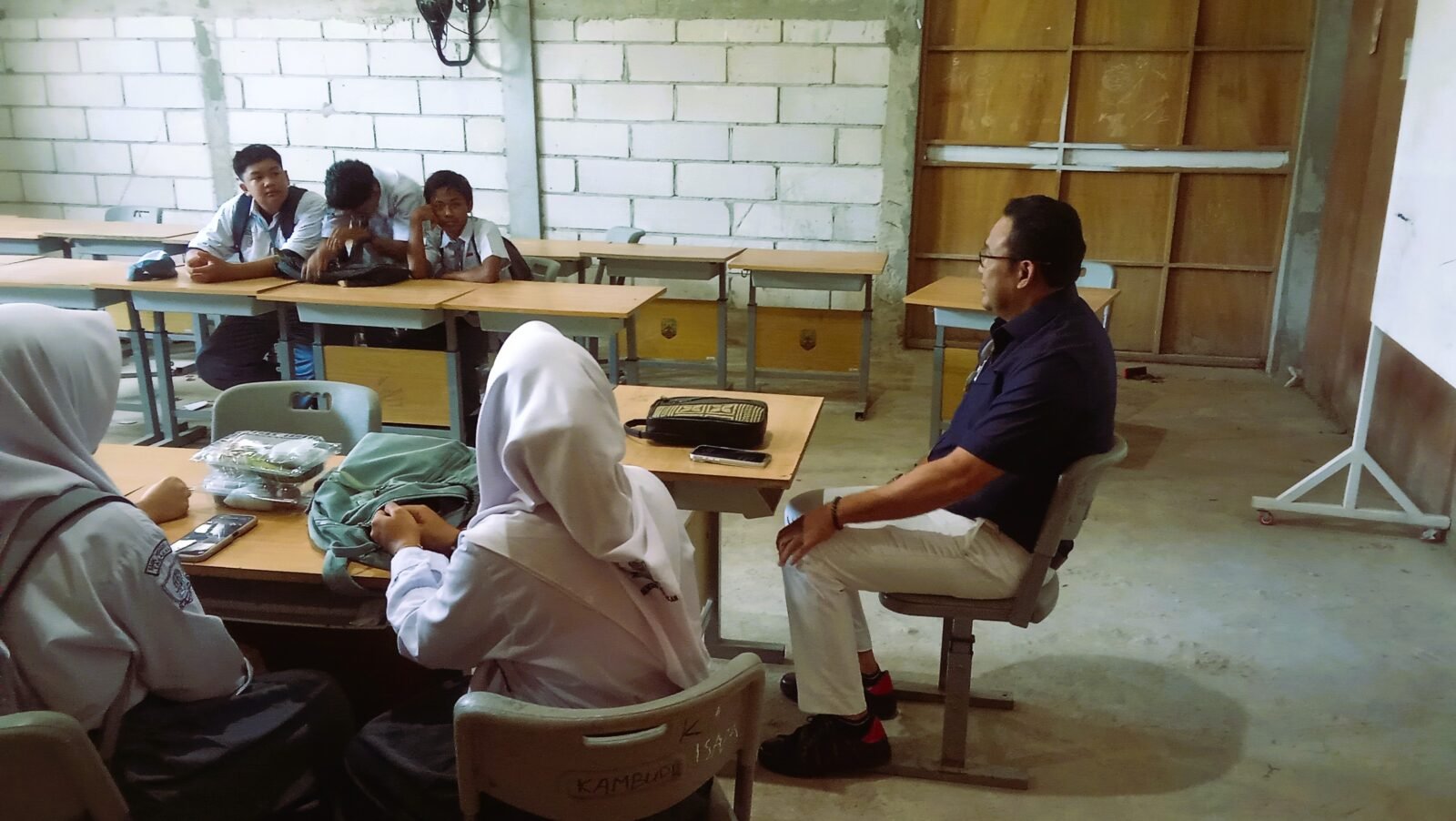 Wakil Ketua Komisi IV DPRD Kaltara, Syamsuddin Arfah, Merasakan Langsung Suasana Ruang Belajar SMK Negeri 4 Tarakan.